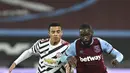 Pemain West Ham, Arthur Masuaku membawa bola dari kejaran gelandang Manchester United, Mason Greenwood pada pertandingan lanjutan Liga Inggris di stadion London di London, Inggris, Minggu (6/12/2020). MU menang 3-1 atas West Ham. (Justin Setterfield/Pool Via AP)