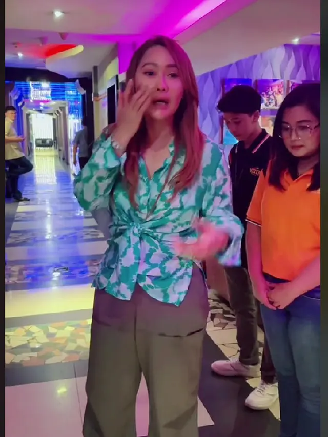 Inul Daratista di Tempat Karaokenya Sambil Bahas Pajak