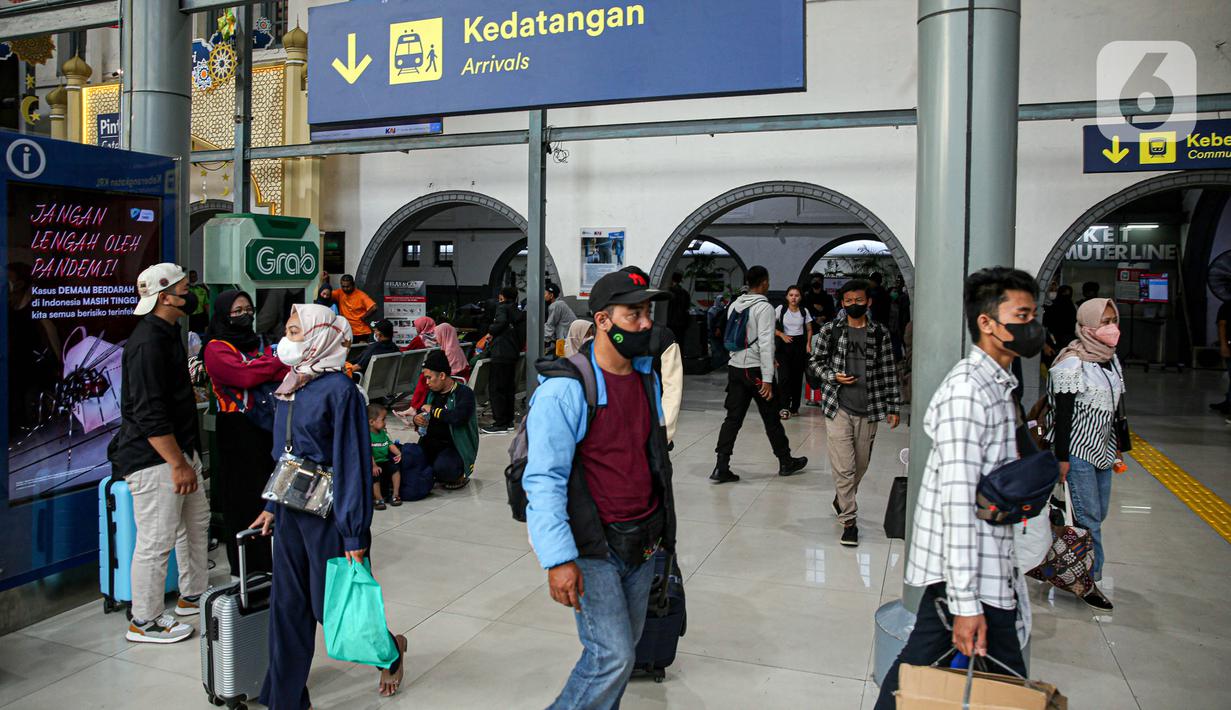 Kepala Hubungan Masyarakat (Humas) PT KAI Daop 1 Jakarta Eva Chairunisa menyatakan bahwa arus milir (kembali ke hilir) atau balik Lebaran (Idul Fitri) 1444 Hijriah di Stasiun Pasar Senen dan Gambir diperkirakan rata-rata mencapai 40.000 sejak Senin ( 24/4) sampai 1 Mei 2023. (Liputan6.com/Faizal Fanani)