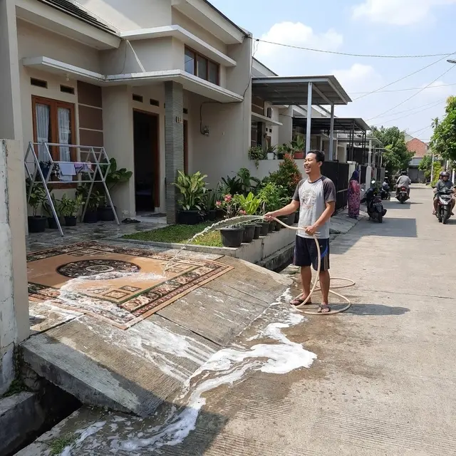 Menyiram karpet di depan rumah (Gemini AI)
