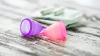 Selain tampon dan pembalut, sekarang ada menstrual cup yang lebih ramah lingkungan untuk Anda coba. (Sumber: Women's Health)