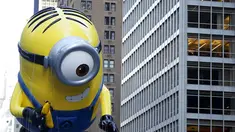 Balon Minion di Macy's Thanksgiving Day Parade 2022. (Foto: Charles Sykes/Invision/AP)