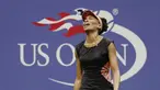 Petenis AS, Venus Williams, tampak kecewa usai takluk dari petenis muda AS, Sloane Stephens, pada babak semifinal AS Terbuka di New York, Kamis (7/9/2017). Venus Williams kalah 1-6, 6-0, 5-7 dari Sloane Stephens. (AP/Julio Cortez)