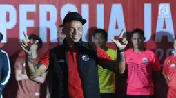 Pemain asing Persija asal Brasil, Ivan Carlos memeragakan salah satu apparel saat peluncuran di Jakarta, Jumat (2/2). Secara resmi, Persija memperkenalkan tiga model kaus yang akan digunakan pada musim 2018. (Liputan6.com/Helmi Fithriansyah)