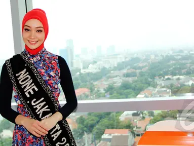 Vina Muliana membuat sejarah baru, ia menjadi None pertama Jakarta yang mengenakan hijab. Foto diambil di kantor Liputan6.com, Jakarta, Selasa (3/3/2015). (Liputan6.com/Helmi Afandi)