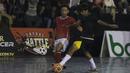 Pemain futsal Indonesia, Deny Handoyo, meramaikan grand final Super Soccer Futsal Battle 2017 di Bintaro Jaya ExChange, Tangerang, Sabtu (21/10/2017). Timnas futsal Piala AFF 2010 tampil melawan All Star. (Bola.com/Vitalis Yogi Trisna)
