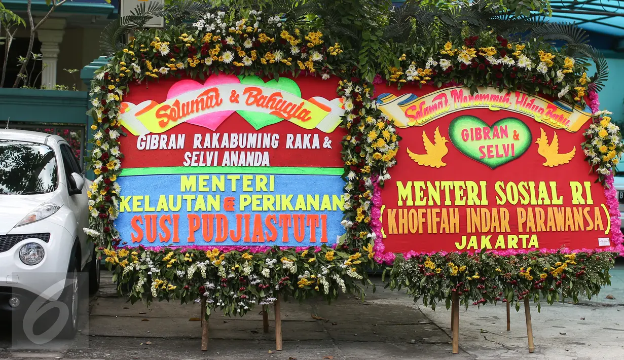 Karangan bunga dari Mensos Khofifah Indar Parawansa dan Menteri Kelautan dan Perikanan Susi Pudjiastuti terpajang di sekitar tempat resepsi Gibran Rakabuming Raka-Selvi Ananda, di Gedung Graha Saba Buana, Solo, Rabu (10/6). (Liputan6.com/Faizal Fanani)