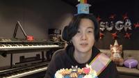 Momen Suga BTS merayakan ulang tahunnya yang ke-30 bersama ARMY lewat live video di Weverse, Rabu (8/3/2023) malam.