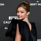 Model AS Gigi Hadid berpose menjelang peluncuran Kalender Pirelli 2019 di Pirelli HangarBicocca di Milan (5/12). Kalender Pirelli 2019 tersebut menampilkan empat cerita tentang perempuan dan orang-orang di sekitarnya. (AFP Photo/Miguel Medina)