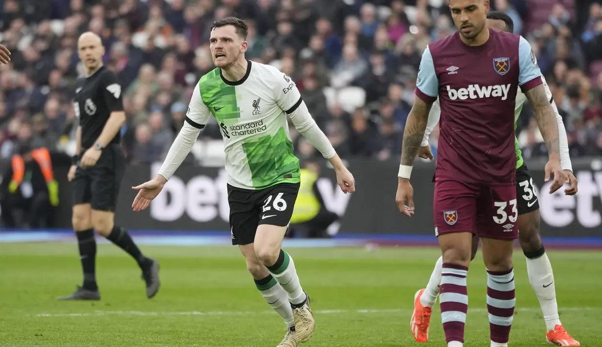Selebrasi bek Liverpool, Andrew Robertson setelah mencetak gol penyeimbang 1-1 ke gawang West Ham United pada laga pekan ke-35 Premier League 2023/2024 di London Stadium, London, Sabtu (27/4/2024). (AP Photo/Kin Cheung)