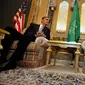Presiden ke-44 Amerika Serikat Barack Obama dan mendiang Raja Abdullah dari Arab Saudi dalam pertemuan pada Juni 2009 di Riyadh. (Dok. AP/Gerald Herbert)