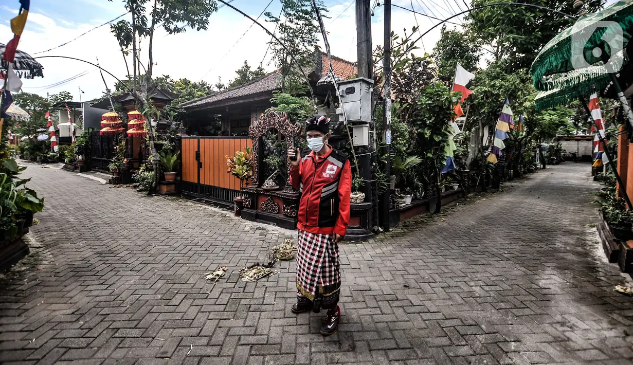 <p>Puryanto (50) yang bertugas sebagai pecalang menjaga perayaan Hari Raya Nyepi di Kampung Bali, Harapan Jaya, Bekasi, Jawa Barat, Minggu (14/3/2021). Perayaan Hari Nyepi di Kampung Bali Bekasi berjalan khidmat meski warga di kawasan ini tidak seluruhnya umat Hindu. (merdeka.com/Iqbal S. Nugroho)</p>