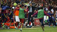 Pelatih Barcelona, Luis Enrique Martinez (tengah) menunjukkan sisi gembira pada pertandingan Copa Del Rey, di Stadion Vicente Calderon (22/5/2016). Barcelona akan menjalani laga pramusim di ranah Inggris.  (Reuters/Juan Medina)
