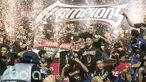 Para Pemain Arema FC merayakan keberhasilan meraih juara  Piala Presiden 2017 di Stadion Pakansari, Bogor, Minggu (12/3/2017). (Bola.com/Nicklas Hanoatubun)
