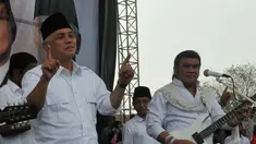 Rhoma Irama menggoyang warga Serang, Banten, dalam kampanye bersama Hatta Rajasa di Stadion Maulana Yusuf, Kamis (5/6/2014) (Liputan6.com/Johan Tallo).