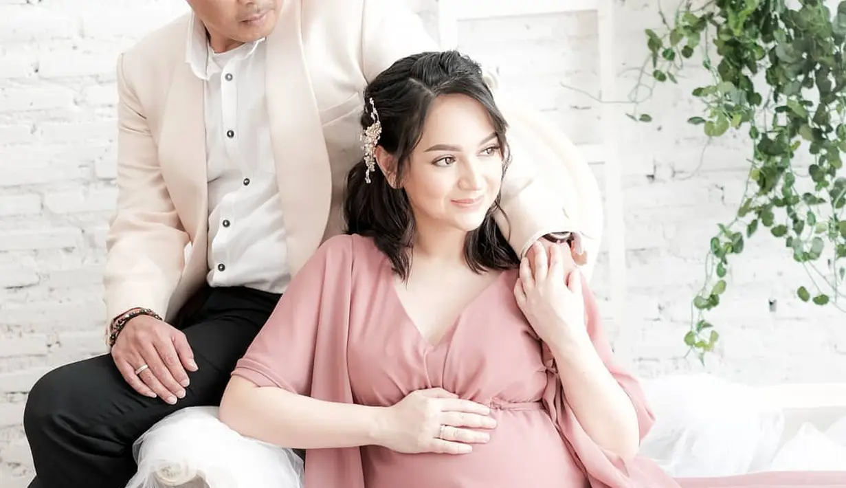 Angelica Simperler dan Rico Hidros Daeng maternity shoot (Instagram/maravilleatelier)