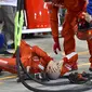 Mekanik Ferrari Francesco tergeletak di tanah setelah ditabrak pembalap Ferrari Kimi Raikkonen saat pit stop di Grand Prix F1 Bahrain di Sirkuit Internasional Formula One Bahrain, Sakhir, Minggu (8/4/2018). (Pool / Giuseppe Cacace)