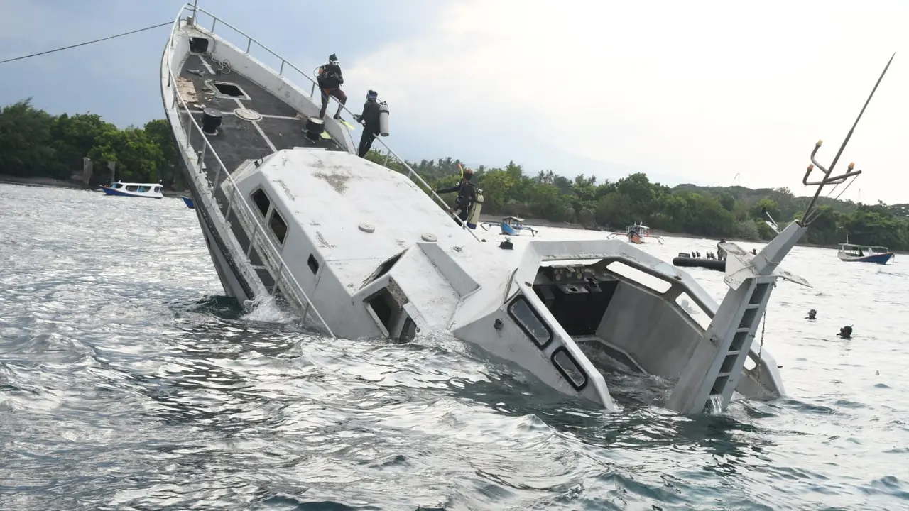 Sejumlah kapal milik TNI AL ditenggalamkan di laut Selat Bali tepatnya di Bansring Underwater  Banyuwangi (Istimewa)