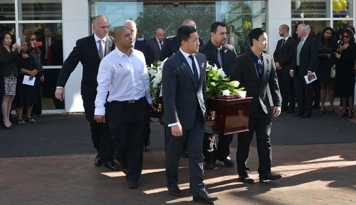 Jenazah Andrew Chan asal Australia yang dieksekusi mati pemerintah Indonesia digotong oleh saudaranya Michael Chan dan kerabat saat upacara pemakamannya di Sydney, Australia (8/5/2015). (AFP PHOTO/Peter PARKS)