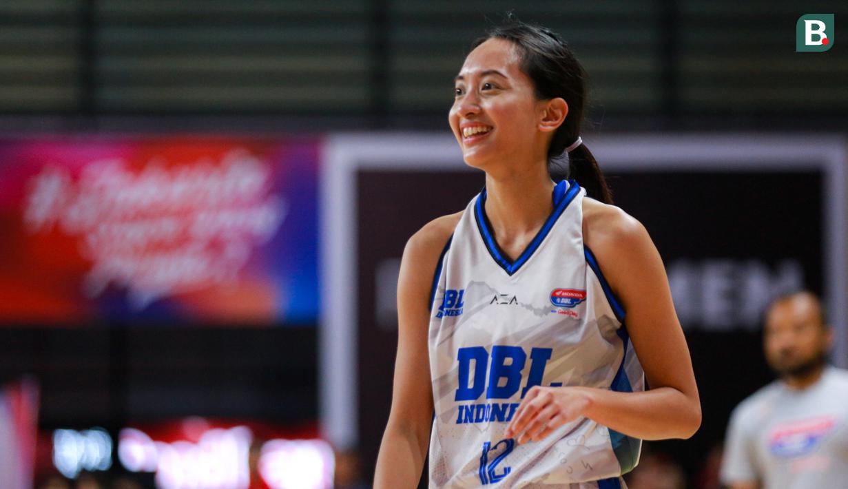 Pemain DBL Indonesia Team, Alya Zahira saat fun charity match melawan Mantappu Corp di GOR Cempaka Putih, Jakarta, Rabu (16/08/2023). (Bola.com/Bagaskara Lazuardi)