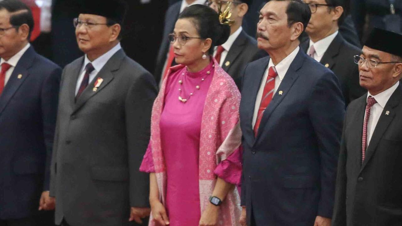 Sementara itu, penampilan Menkeu Sri Mulyani yang menawan mengenakan sanggul juga tak luput dari sorotan kamera fotografer.