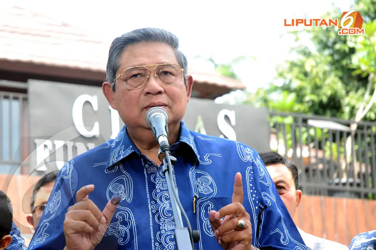 Datangi TPS 006, SBY Sekeluarga Berbatik