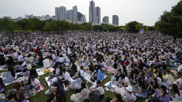 ARMY dalam BTS Festa 2023. (AP Photo/Lee Jin-man)