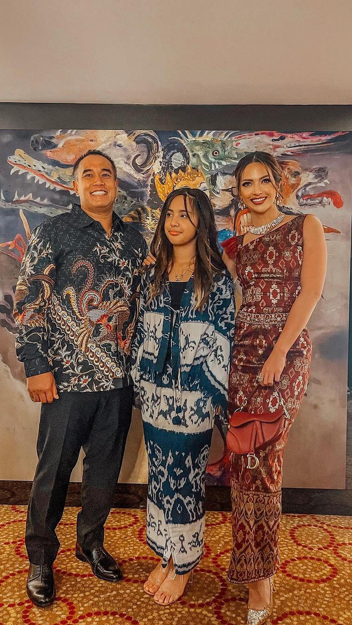 Ardi kecewa, Mikha makin sering asik sama teman dekatnya daripada sama papanya.
