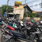 Sejumlah sepeda motor terparkir di sekitar trotoar kawasan Jatinegara, Jakarta, Selasa (14/7/2020). Tidak adanya sanksi tegas membuat trotoar yang telah diperlebar tersebut justru dimanfaatkan sebagai lahan parkir liar yang mengganggu ketertiban umum. (Liputan6.com/Immanuel Antonius)