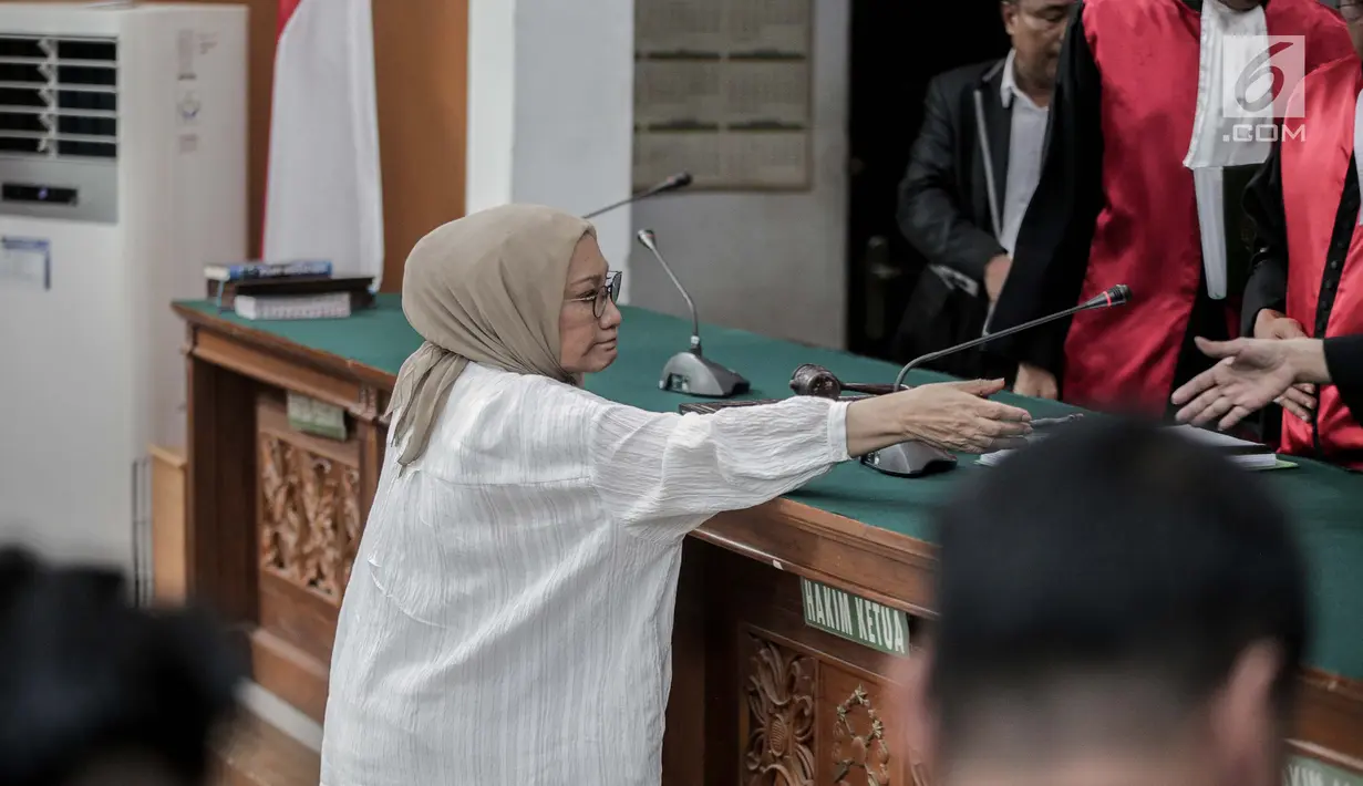 Terdakwa kasus penyebaran hoaks Ratna Sarumpaet menyalami majelis hakim usai sidang pembacataan putusan di PN Jakarta Selatan, Kamis (11/7/2019). Majelis hakim memvonis Ratna Sarumpaet dengan hukuman 2 tahun penjara atas kasus penyebaran berita bohong yang menjeratnya. (Liputan6.com/Faizal Fanani)