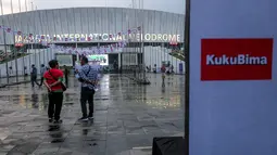 Hujan sempat mengguyur area Jakarta International Velodrome sebelum dimulainya acara MALAMNYA BOLA yang disponsori salah satunya oleh minuman berenergi Kuku Bima dengan agenda utama nonton bersama laga kualifikasi Piala Dunia 2026 antara Timnas Indonesia menghadapi Filipina di area Jakarta International Velodrome, Rawamangun, Selasa (11/6/2024). (Bola.com/Bagaskara Lazuardi). (Bola.com/Bagaskara Lazuardi)