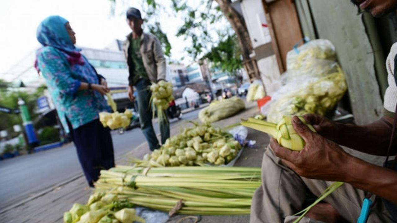 Berkah Lebaran, pedagang kulit ketupat di Palmerah panen rezeki