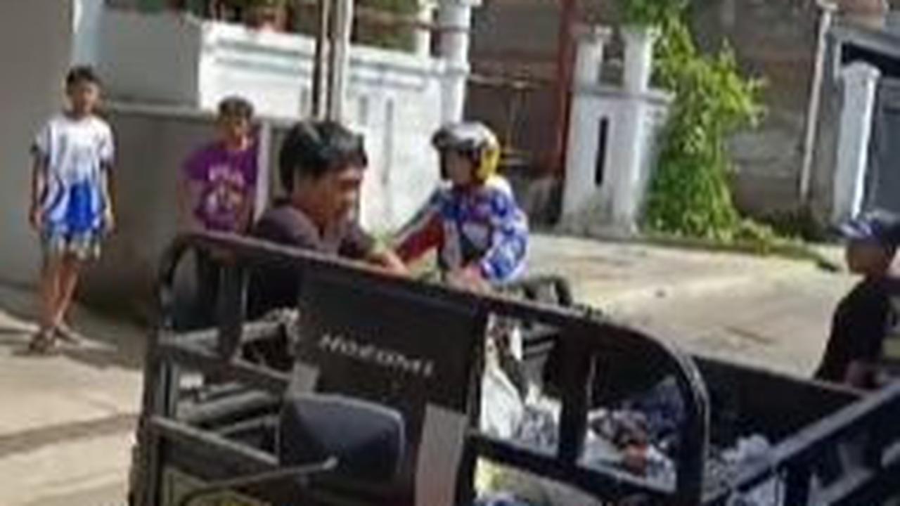 "Warga langsung mendatangi rumahnya dan memberikan sampah satu motor tuk-tuk sebagai sanksi sosial," demikian dikutip dari keterangan video. <br>