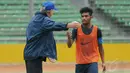 Pelatih timnas Indonesia, Alfred Riedl (kiri) berbincang dengan Imanuel Wanggai di sela-sela latihan di Stadion GBK Jakarta, Kamis (13/11/2014). (Liputan6.com/Helmi Fithriansyah)