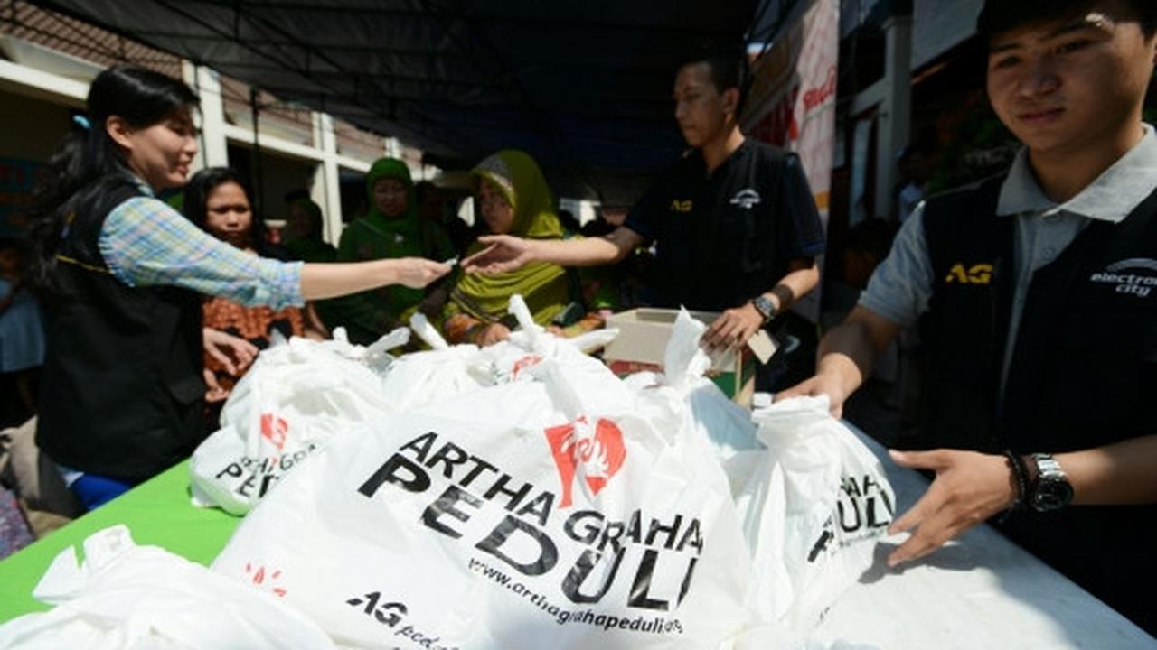 Warga serbu pasar sembako murah di Masjid Luar Batang