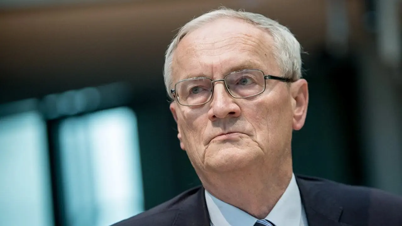 August Hanning, mantan kepala Badan Intelijen Federal Jerman (BND), memberikan kesaksian di hadapan komite penyelidikan NSA di parlemen Jerman, Bundestag, Berlin, 1 Oktober 2015.