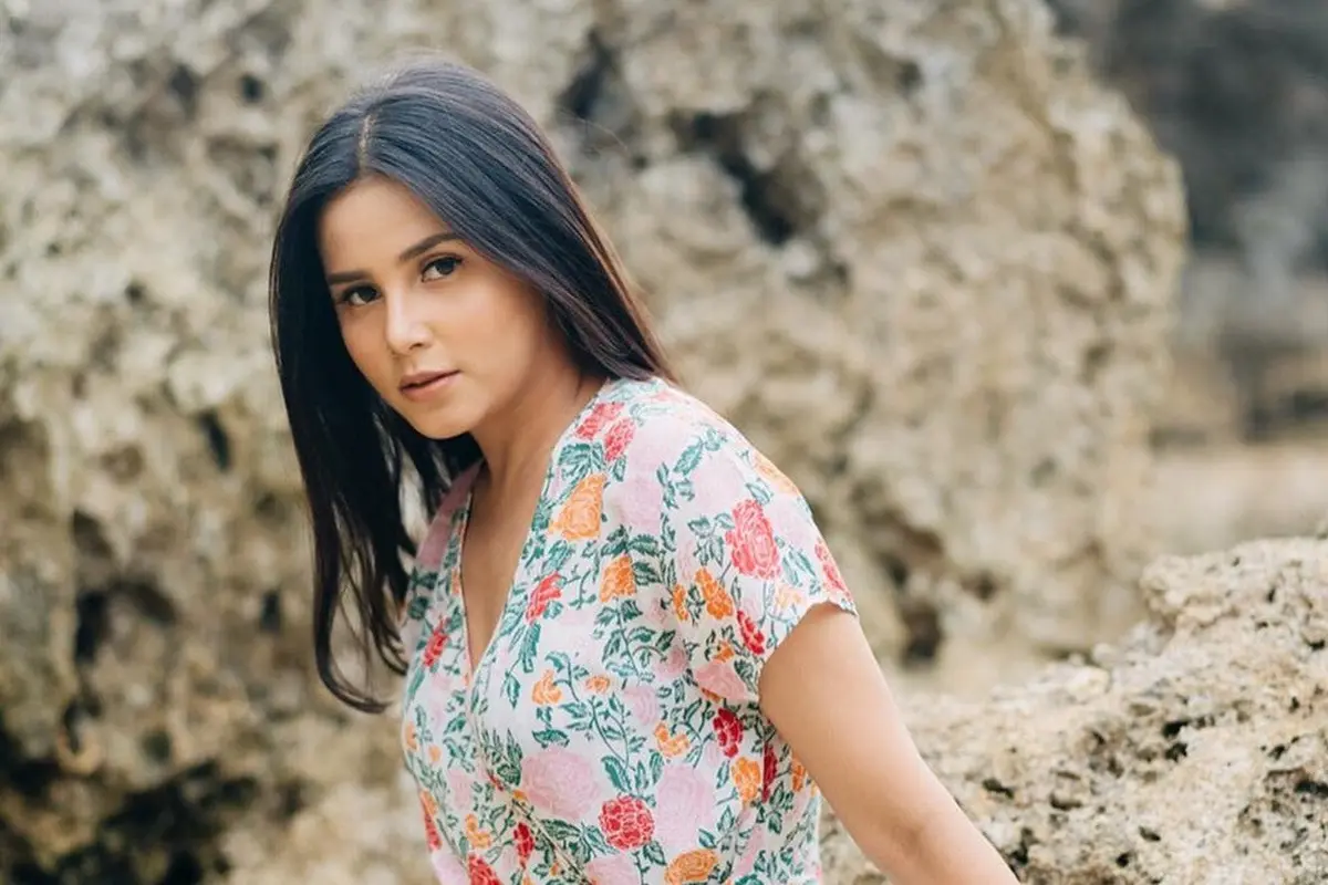 Potret pesona Yunita Siregar dengan rambut panjangnya