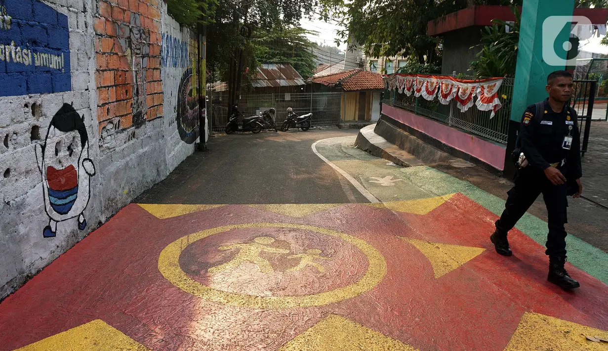 Jalur Khusus pejalan kaki di Jalan Teladan, Cipete, Jakarta, Rabu (6/11/2019). Adanya jalur tersebut diharapkan dapat menertibkan lalu lintas jalan dan meningkatkan rasa kenyamanan pejalan kaki serta mendorong warga menggunakan trasnportasi umum. (Liputan6.com/Johan Tallo)