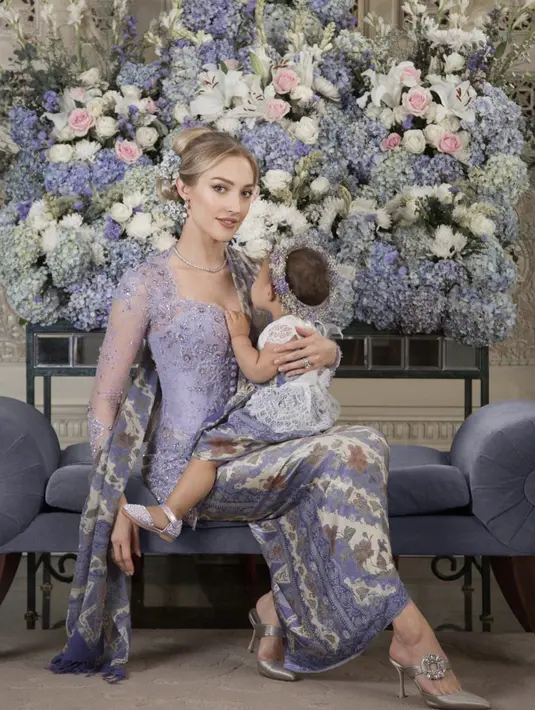 Bahkan ketika berkebaya, ia juga tampak elegan dalam busana khas Indonesia dan kain batik yang sarat akan tradisi.  [Foto: varshaadhikumoro/ Instagram]