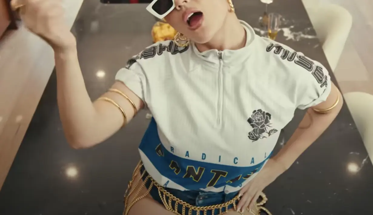 Bergaya hip hop, agnez berhasil tampil memadukan ragam fashion item yang menarik perhatian. [Foto: Youtube/ AgnezMo]