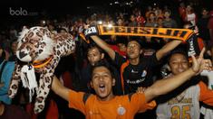 Jakmania merayakan gol gelandang Persija, Ramdani Lestaluhu, ke gawang Persib saat nobar di Kalideres, Jakarta, Sabtu (22/7/2017). Dilarang datang ke GBLA membuat Jakmania menggelar nobar di beberapa titik ibu kota. (Bola.com/M Iqbal Ichsan)