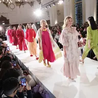 Debut Klamby di London Fashion Week, hadirkan warna-warna beragam dan aksi styling para model yang menawan. (Foto: Klamby/ Getty Image)