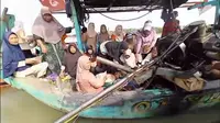 Momen Unik Polisi Digerebek Emak-Emak Nelayan, 'Dipaksa' Makan Bersama saat Amankan Larung Sesaji