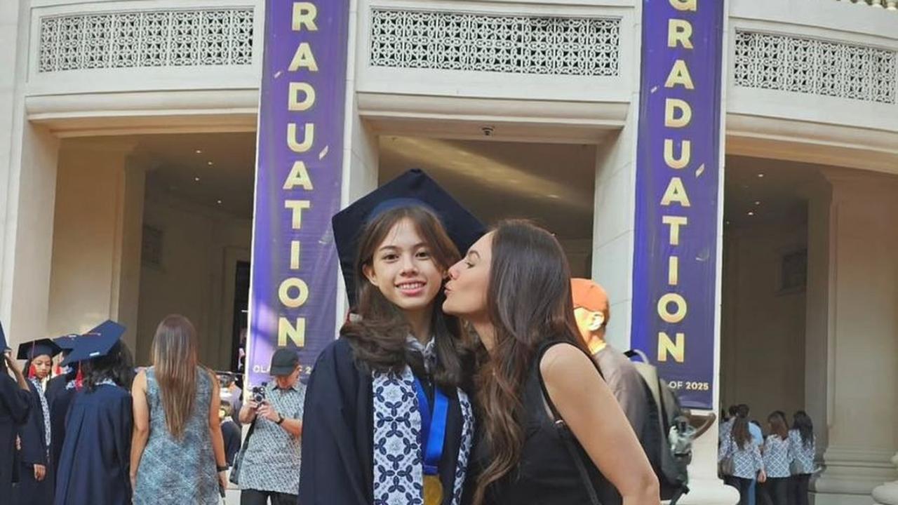 Potret Bahagia London Abigail Wisuda SMP, Wulan Guritno dan Mantan Suami Kompak Dampingi Sang Putri