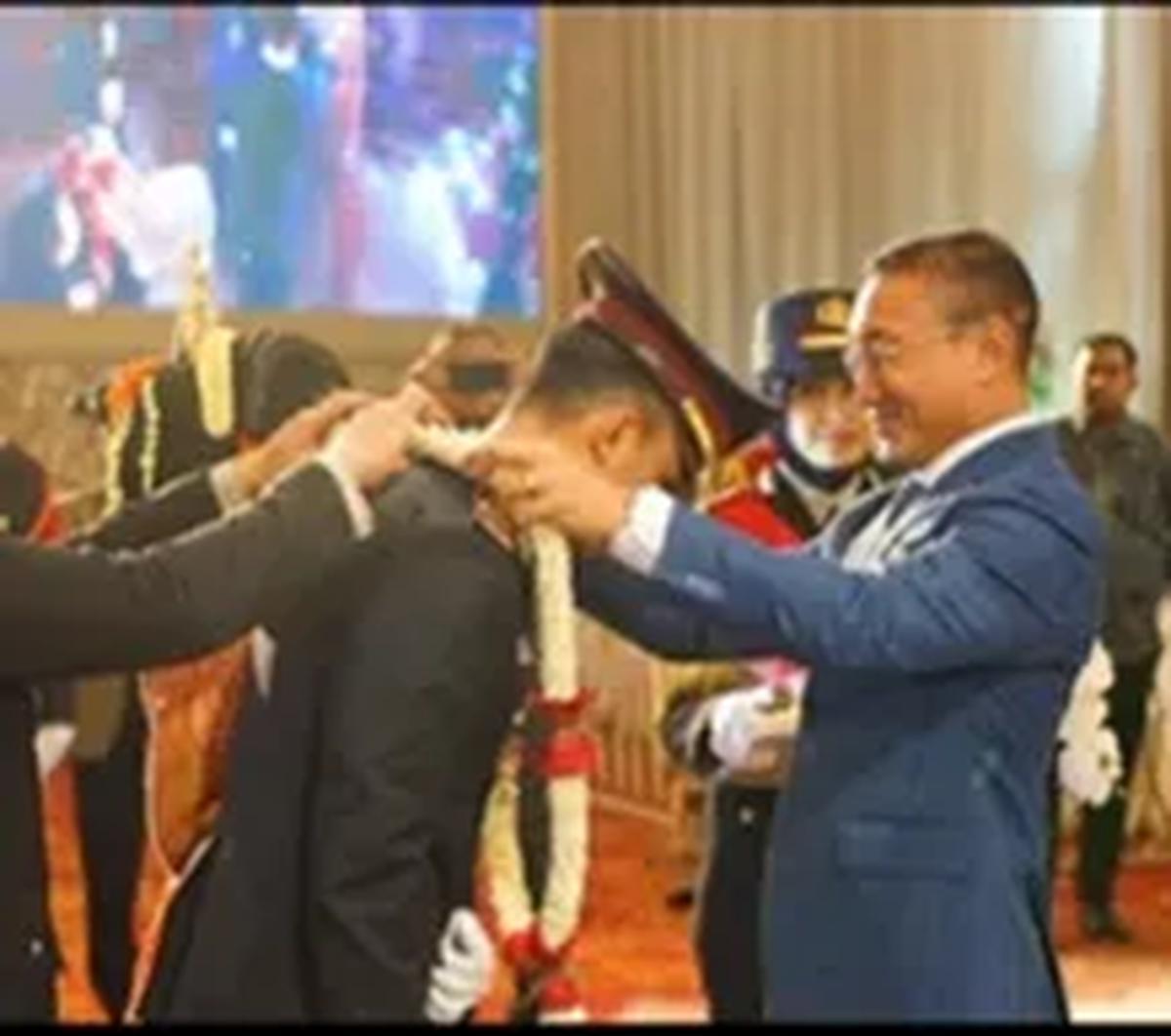 Brigjen Sabilul Alif saat mengalungkan bunga ke kedua mempelai seusai melaksanakan upacara pedang pora.