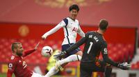 Penyerang Tottenham Hotspur, Son Heung-min mencetak gol ke gawang Manchester United dalam lanjutan Liga Inggris 2020/2021. (Oli Scarff/Pool via AP)