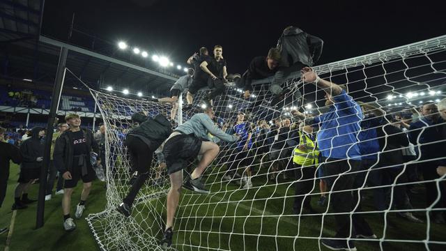 Foto: Detik-detik Suporter Everton Geruduk Lapangan Stadion Goodison Park usai The Toffees Selamat dari Degradasi Liga Inggris