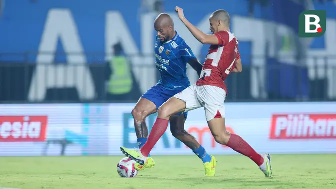 Pemain Persib Bandung, David Da Silva (kiri) berusaha melewati pemain Madura United, Cleberson, pada laga leg 1 final Championship Series BRI Liga 1 2023/2024 antara Persib Bandung melawan Madura United di Stadion Si Jalak Harupat, Bandung, Minggu (26/05/2024). (Bola.com/M Iqbal Ichsan)