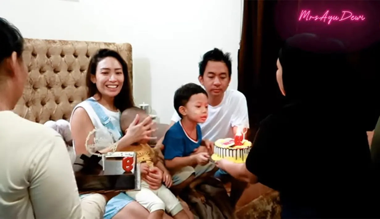 Ayu Dewi dan Regi Datau (Youtube/ MrsAyuDewi)