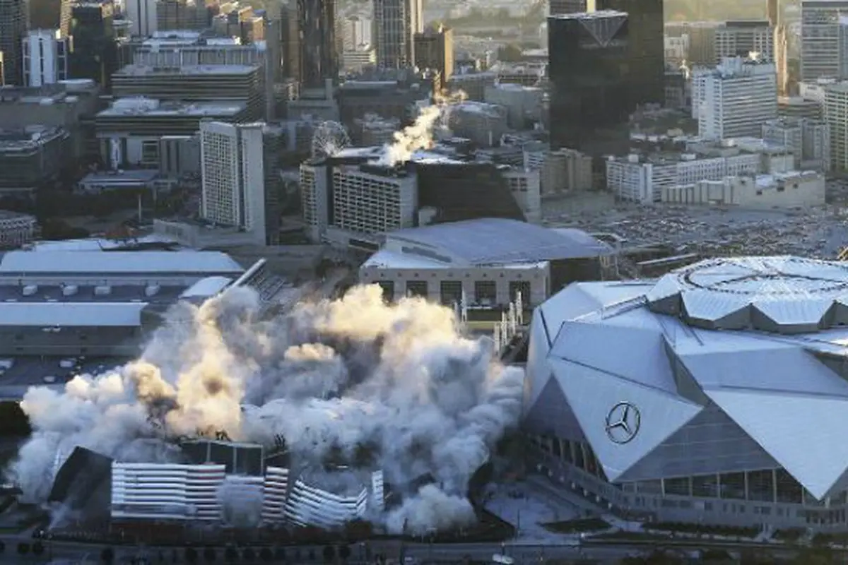 Georgia Dome dan Mercedes-Benz Stadium di Atlanta